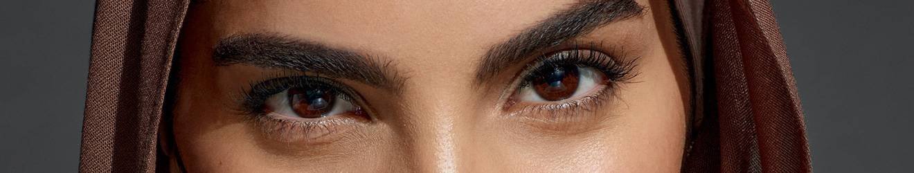Maybelline眉部產品說明性橫幅圖像 - 女性眼睛與眉毛的大特寫