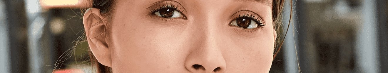 Maybelline遮瑕膏產品說明性橫幅圖像 - 女性眼睛與鼻子的大特寫