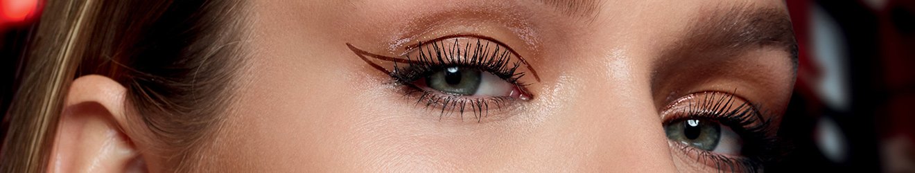 Maybelline眼線產品說明性橫幅圖像 - 女性畫上眼線的大特寫