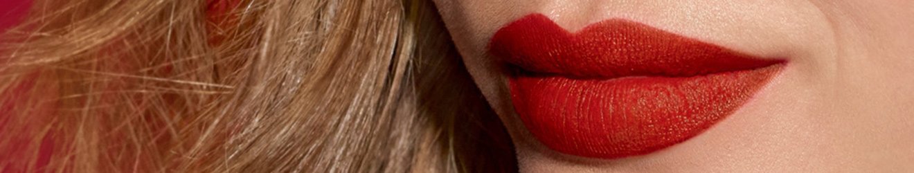Maybelline唇妝產品說明性橫幅圖像 - 金髮女性紅唇大特寫